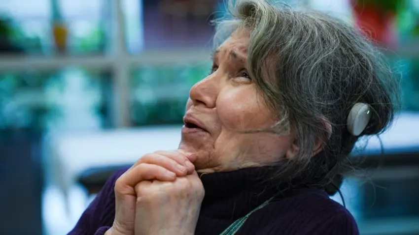 72 yaşında yeniden duymaya başladı haberinin görseli