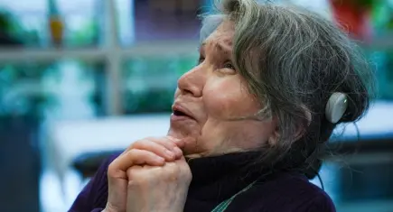 72 yaşında yeniden duymaya başladı