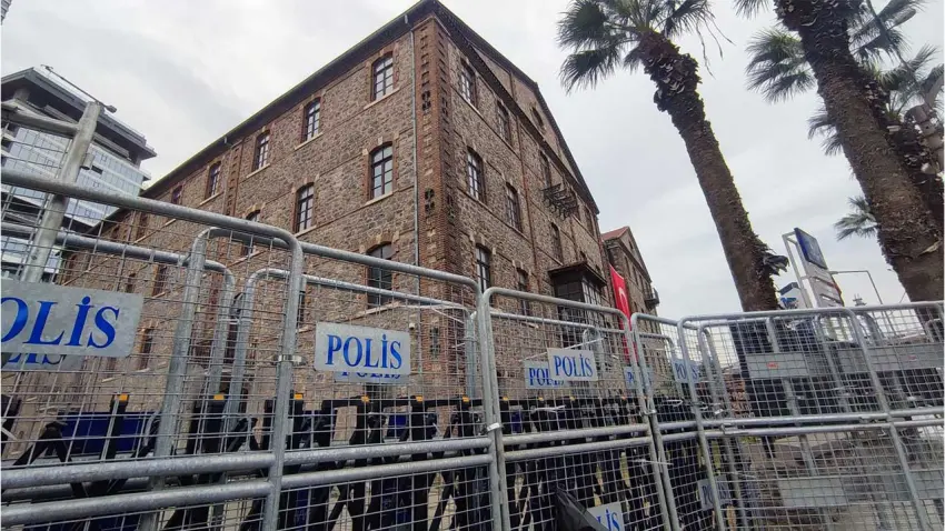 CHP’li Bakan’dan Meslek Fabrikası tepkisi: "İzmir’e üşman hukuku uygulanıyor" haberinin görseli