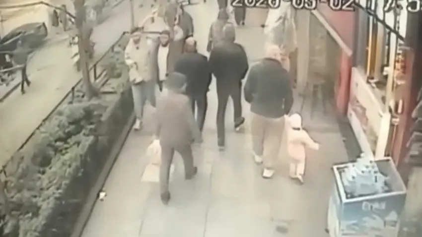 Ehliyetsiz sürücü dehşet saçtı! Yayaya çarpıp sevgilisini bırakıp kaçtı haberinin görseli