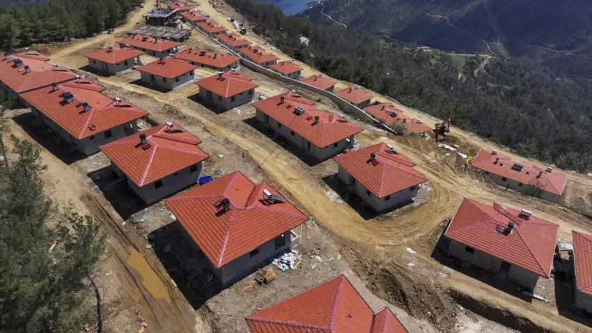 İzmir'de orman yangınında zarar gören yapıların yenisi yıl dönümünden önce teslim edilecek haberinin görseli