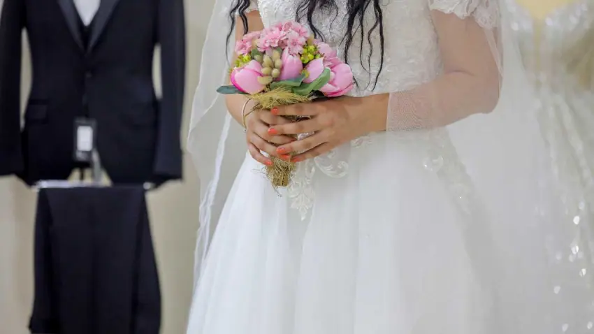 Bayraklı’da evlenecek çiftlere dayanışma desteği haberinin görseli