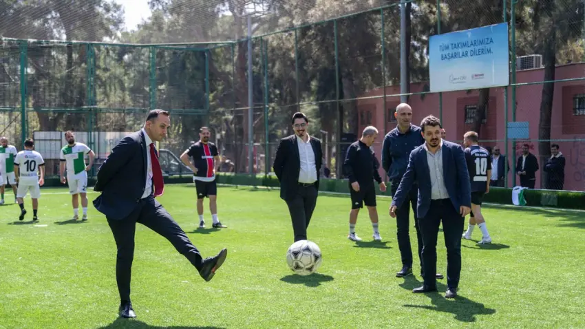 Bornova Belediyesi’nde halı saha turnuvası: Açılış vuruşunu Başkan Eşki yaptı haberinin görseli