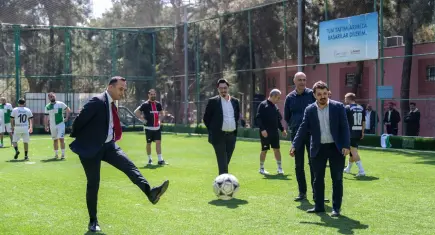 Bornova Belediyesi’nde halı saha turnuvası: Açılış vuruşunu Başkan Eşki yaptı