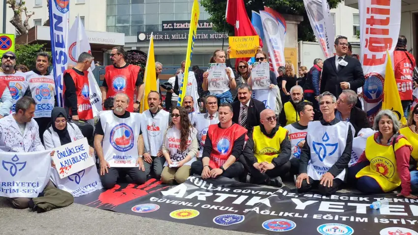 İzmir’de eğitimciler şiddete karşı iş bıraktı haberinin görseli