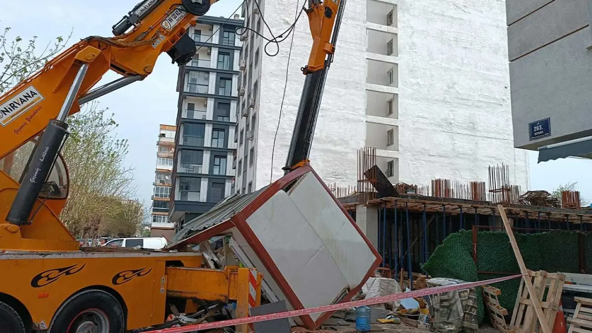 Vincin kırılan taşıma kolu, güvenlik kulübesine düştü görseli