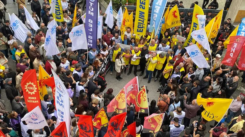 İzmir’de eğitimcilerden Yusuf Tekin’e istifa çağrısı haberinin görseli