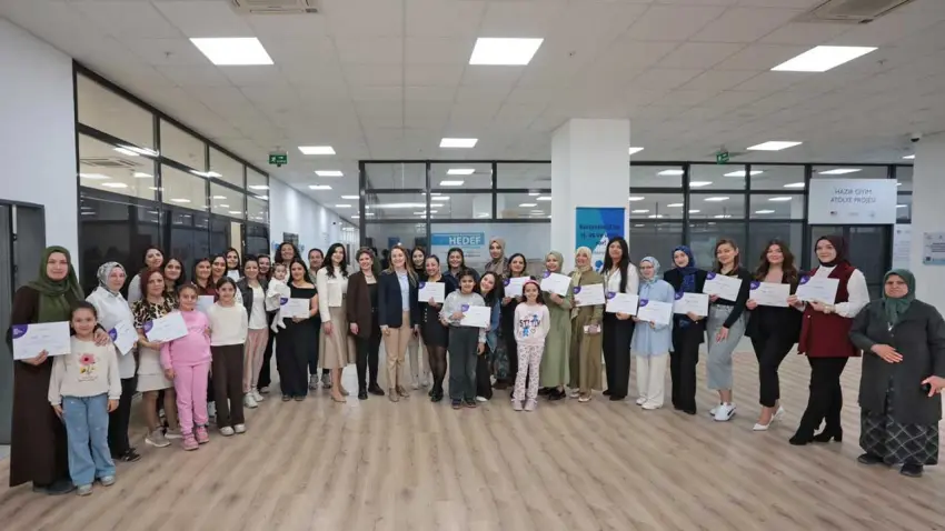 Konak’ta Anne Destek Programı Mezunları sertifikalarını aldı haberinin görseli