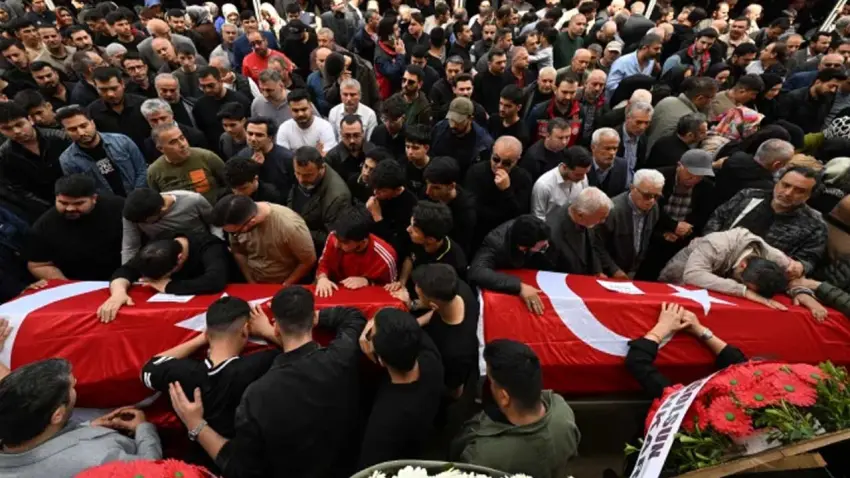 Öldürülen öğretmen ve öğrenciler son yolculuğuna uğurlandı haberinin görseli