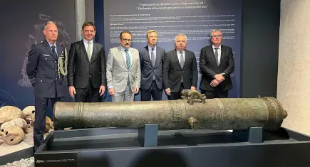 Söküme gelen gemiden çıkan bronz top sergileniyor