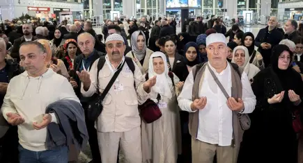 İstanbul’dan ilk hac kafilesi dualarla kutsal topraklara uğurlandı