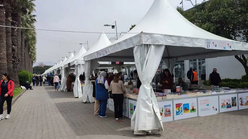 İZKİTAP fuarı kapılarını açtı haberinin görseli