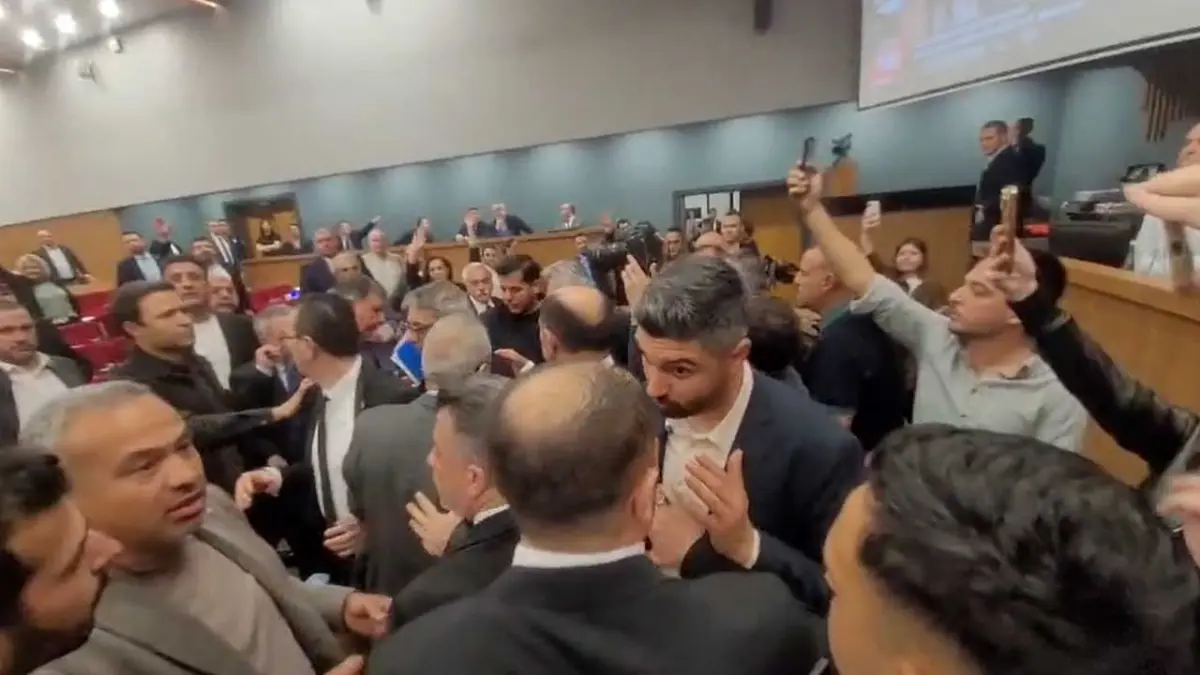 İzmir Büyükşehir Meclisi'nde kargaşa görseli