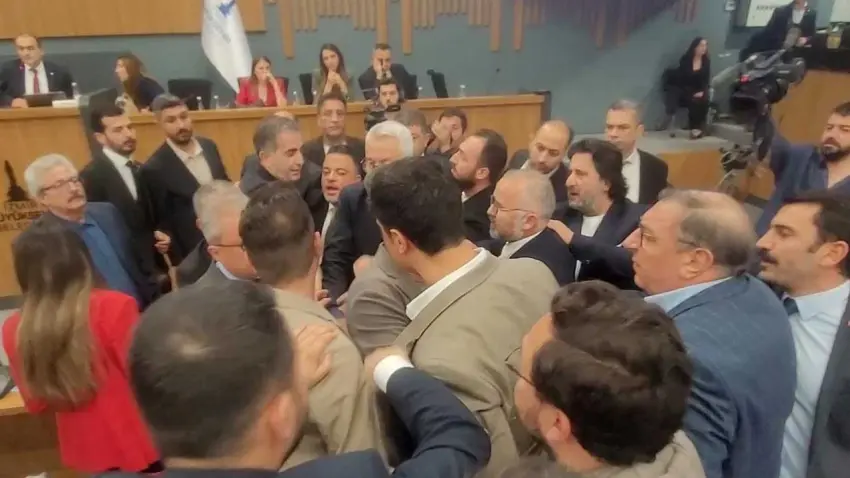 İzmir’de Büyükşehir Meclisi karıştı: Partililer birbirine girdi haberinin görseli