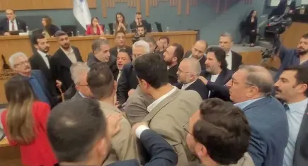 İzmir’de Büyükşehir Meclisi karıştı: Partililer birbirine girdi