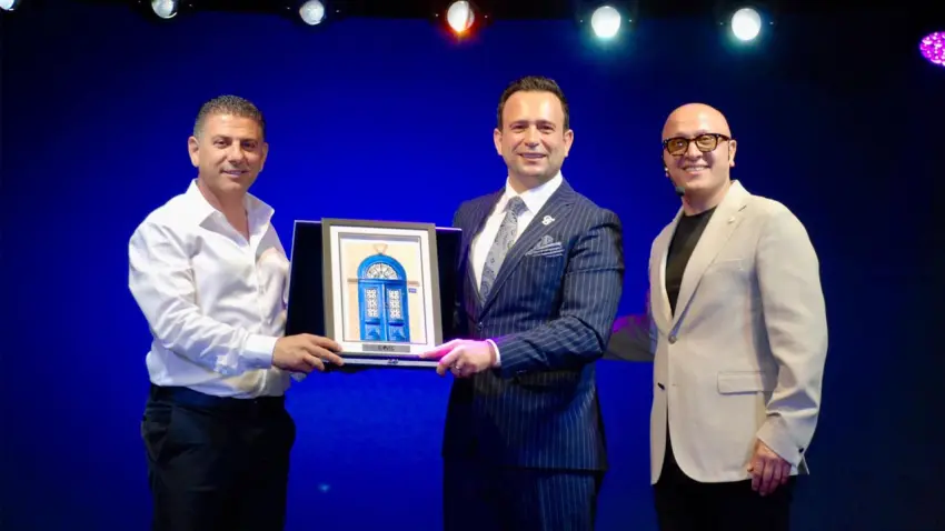 İzmir’de cemiyet ve iş dünyası Yeni Cabaret’te buluştu haberinin görseli