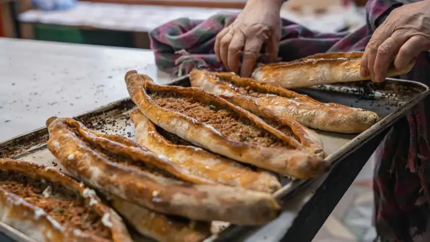İzmir'de bulunan bir işletmede pide harcından at eti çıktı! haberinin görseli