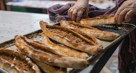 İzmir'de bulunan bir işletmede pide harcından at eti çıktı!