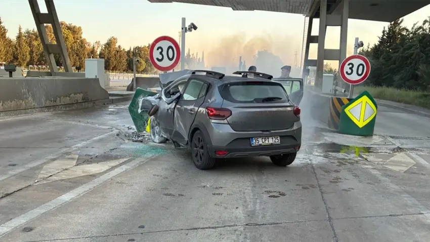 İzmir’de ölümlü kaza: Gaziemir Havalimanı gişelerinde bariyere çarpan otomobil alevlere teslim oldu haberinin görseli