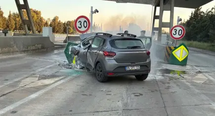İzmir’de ölümlü kaza: Gaziemir Havalimanı gişelerinde bariyere çarpan otomobil alevlere teslim oldu