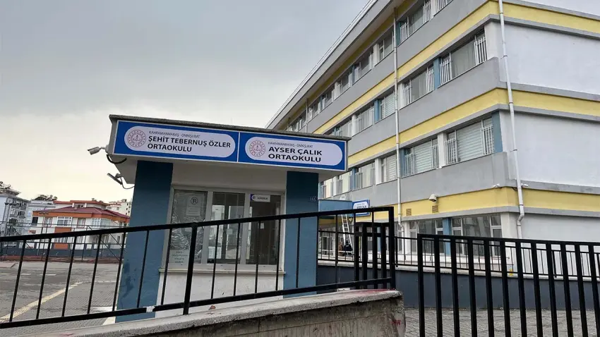 Kahramanmaraş'taki silahlı saldırı sonrası Ayser Çalık Ortaokulu’nun tabelası yeni binasına asıldı haberinin görseli