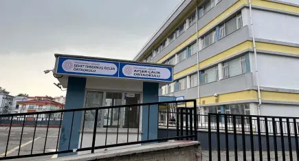 Kahramanmaraş'taki silahlı saldırı sonrası Ayser Çalık Ortaokulu’nun tabelası yeni binasına asıldı