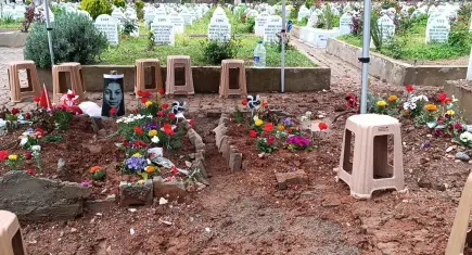 Okul saldırısında hayatını kaybeden öğrencilerin mezarlarına duygu yüklü notlar bırakıldı