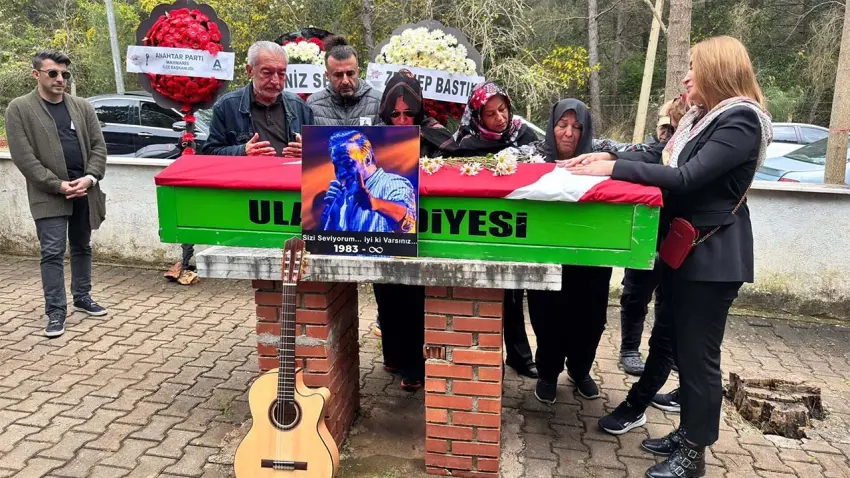 Şarkıcı Rıza Tamer, son yolculuğuna gitarıyla uğurlandı haberinin görseli