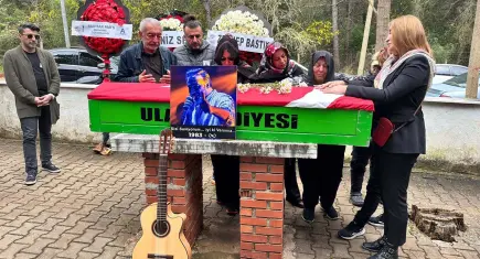 Şarkıcı Rıza Tamer, son yolculuğuna gitarıyla uğurlandı