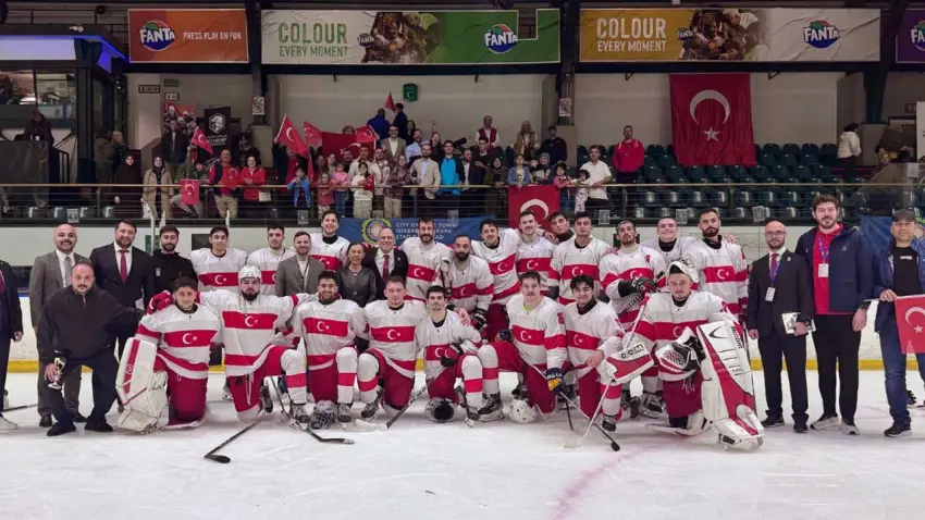Buz hokeyinde Türkiye altın madalya kazandı haberinin görseli
