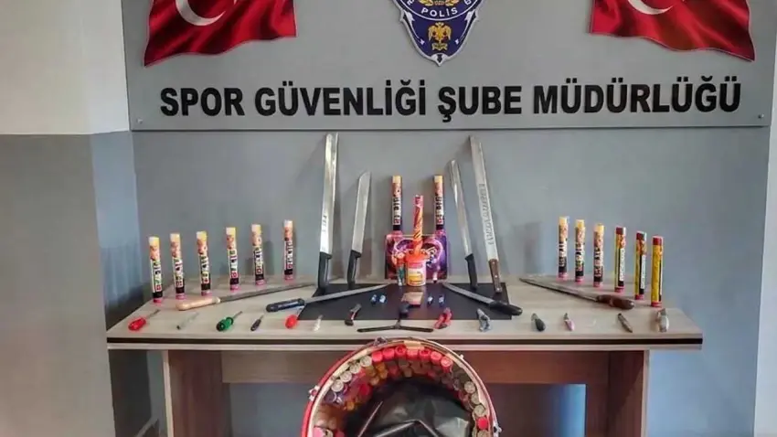 Kocaeli’de taraftar denetimi: Döner bıçakları ve patlayıcılar ele geçirildi haberinin görseli