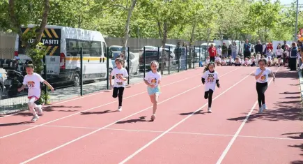 Minikler kanserli çocuklar için koştu