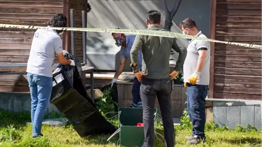 Antalya’da parkta çürümüş erkek cesedi bulundu haberinin görseli