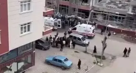 İnşaatta iskele faciası: 3 yaralı 