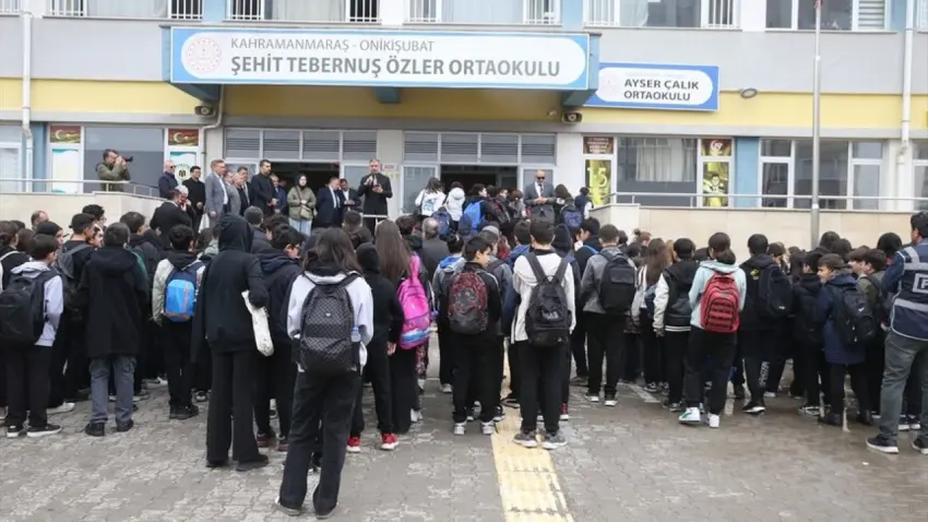 Kahramanmaraş’ta saldırı sonrası Ayser Çalık Ortaokulu öğrencileri eğitime yeniden başladı haberinin görseli