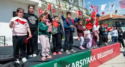 Karşıyaka’da 23 Nisan coşkusu sokaklara taştı