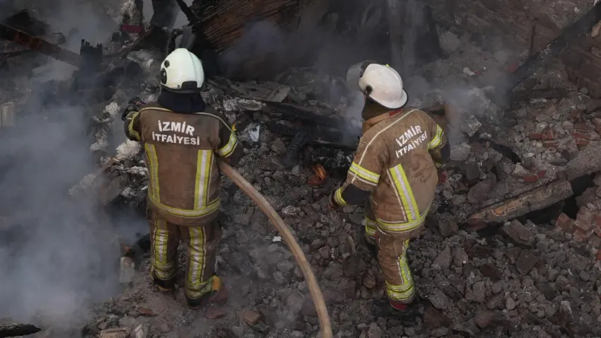 Konak’ta metruk binada çıkan yangın kontrol altında haberinin görseli