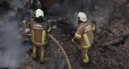 Konak’ta metruk binada çıkan yangın kontrol altında