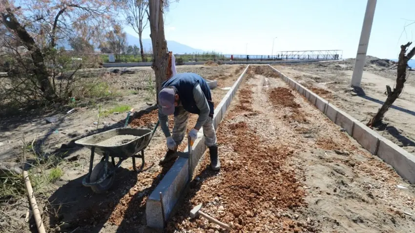 Menderes’te sahil yolu yenileniyor