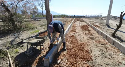 Menderes’te sahil yolu yenileniyor
