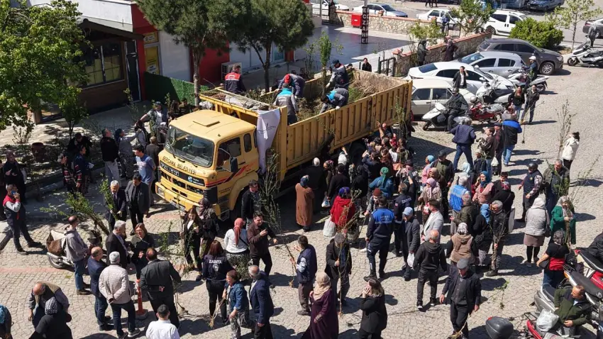 Bergama’dan üretime büyük destek: Ahlat ağaçları aşılandı, binlerce fidan dağıtıldı haberinin görseli