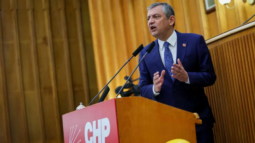 CHP Genel Başkanı Özel: Ara seçimi ilan edin, 55 milletvekilinin istifasını getirmeyen namerttir haberinin görseli