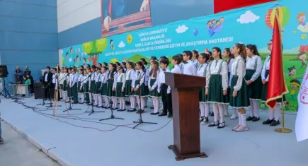 Çocuklar hastanede 23 nisan sürprizi yaşadı