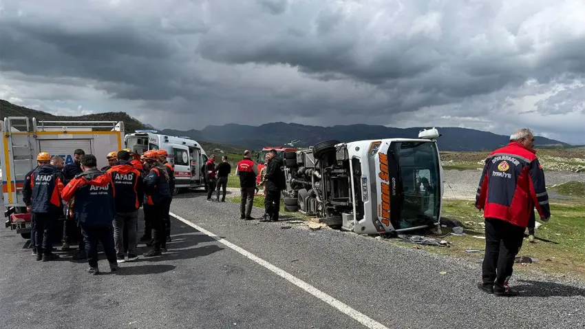 Diyarbakır'da kaza: Midibüs devrildi, 1 kişi hayatını kaybetti 12 kişi yaralandı haberinin görseli
