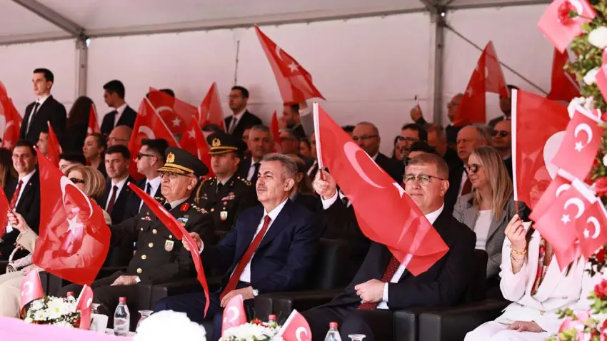 İzmir'de 23 Nisan kutlamaları için çağrı haberinin görseli