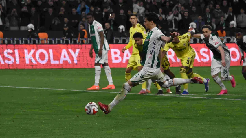 Jevtovic’in penaltısı Konyaspor’u yarı finale taşıdı: Fenerbahçe kupaya veda etti haberinin görseli