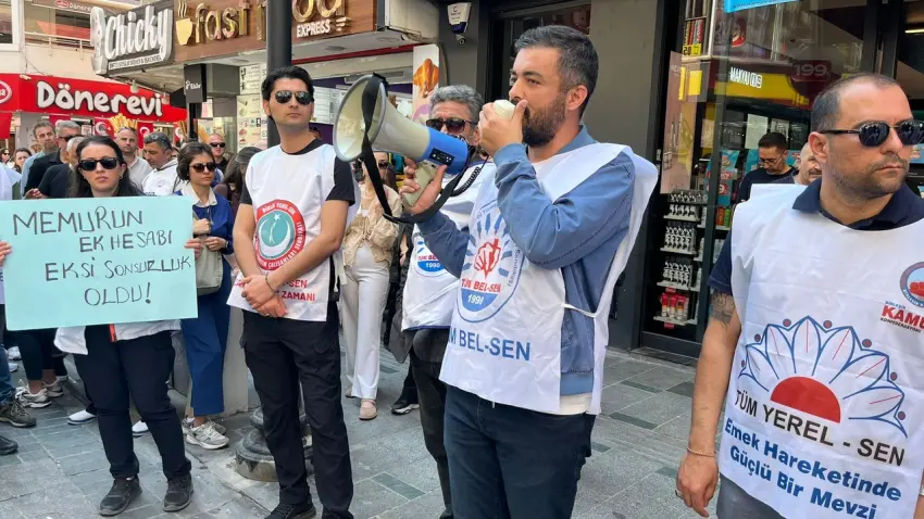 Karşıyaka’da memurlar haklarını CHP’de aradı haberinin görseli