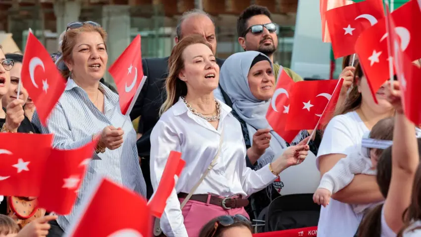 Konak'ta 23 Nisan şenliği coşkusu haberinin görseli