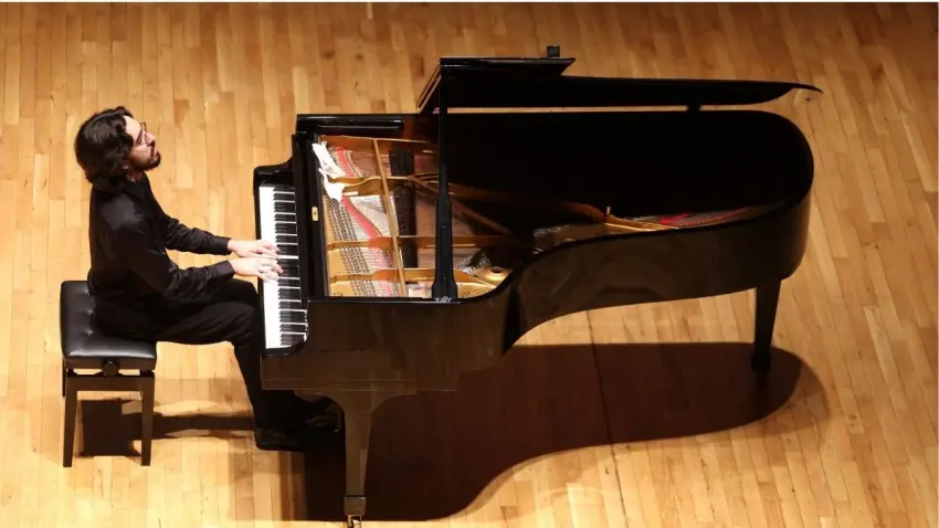 18 yaşındaki piyanist Eren AASSM’de büyüledi haberinin görseli