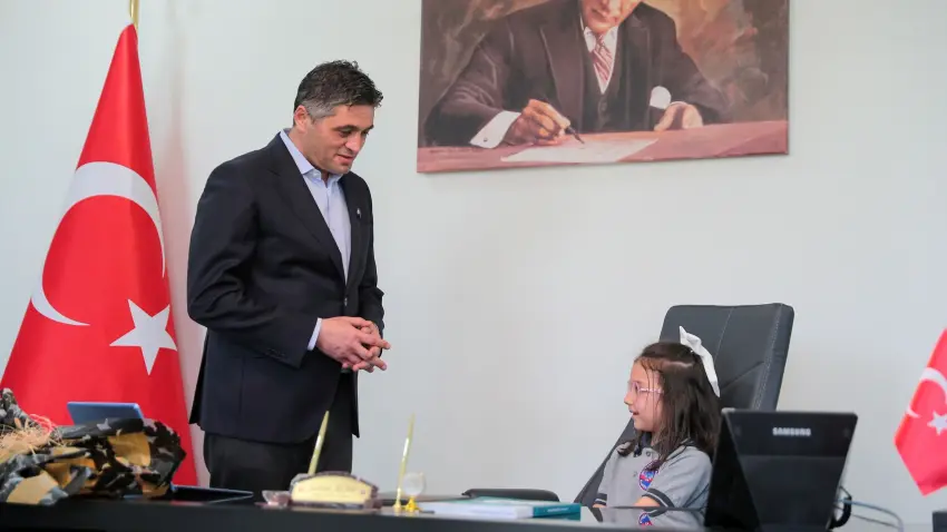 Aliağa’da 23 Nisan’da makam çocuklara emanet edildi haberinin görseli